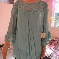 Women's long-sleeved blouse
