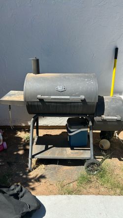 Expert grill smoker with cover used less than 10 times