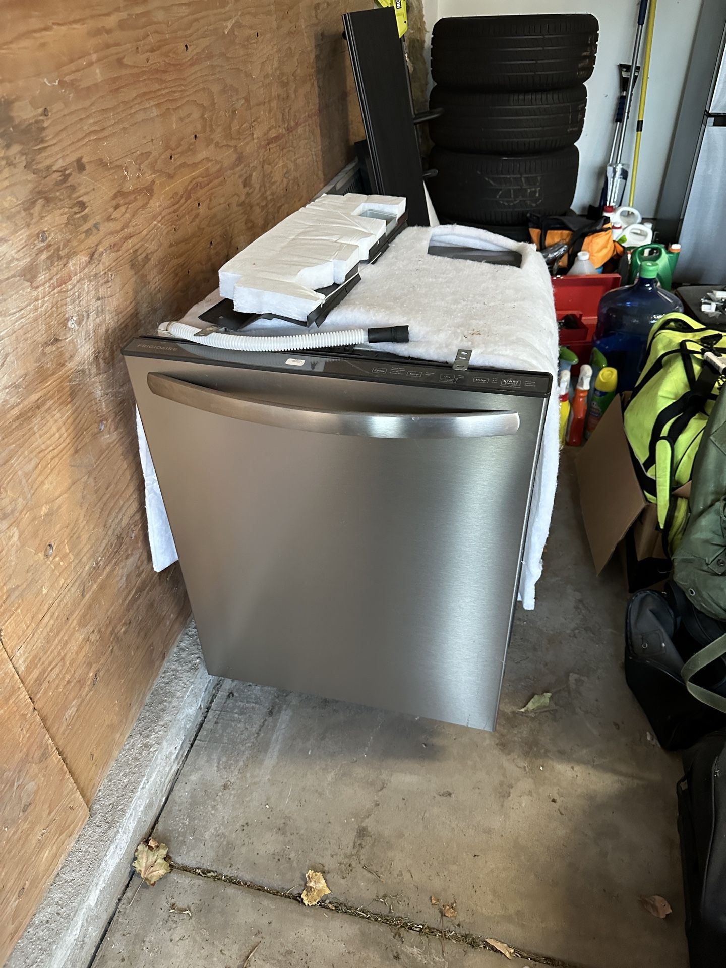 Frigidaire 24” Built-In Dishwasher – Top Control – Like New