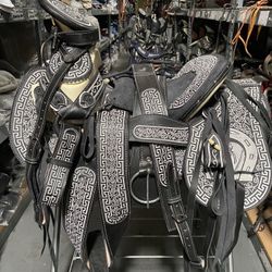 Nueva Montura Charra Bordada Con Cantinas Ovaladas Desmontables 