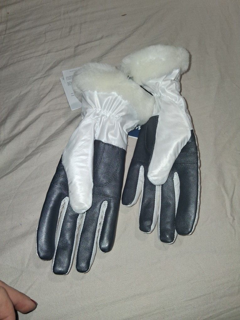 BRAND NEW UGG GLOVES HALF PRICE 