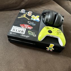 Xbox One With Controller & Cords 