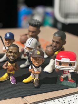 American football and baseball player figurines / Muñecos de jugadores de fútbol americano y  besibol
