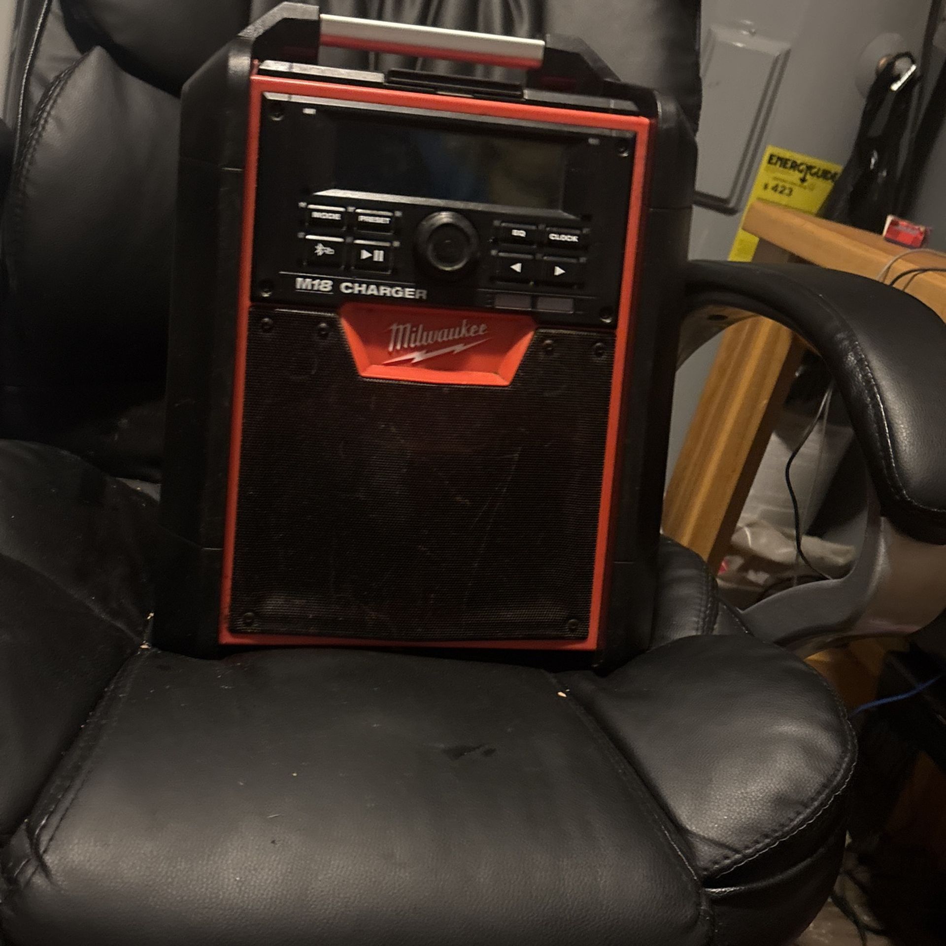 milwaukee bt speaker/battery charger