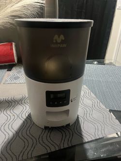 Cat feeder