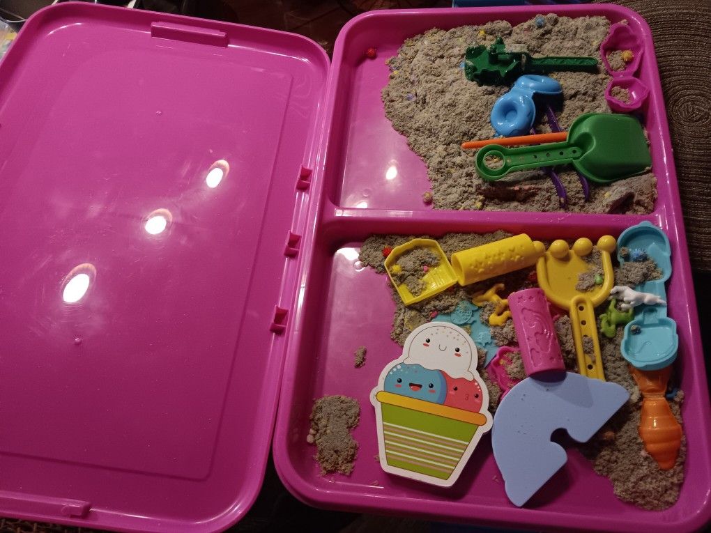 Container With Kinetic Sand