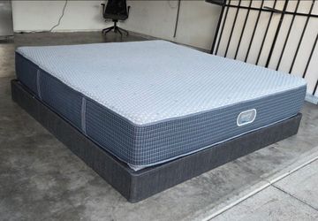 Very Nice King Simmons Beautyrest Silver Hybid 13" Mattress and Casper Platform Bed Frame
