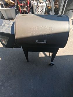 TRAEGER GRILL/SMOKER