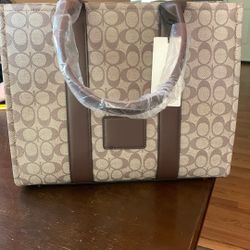 New tote Bag 👜👜👜👜👜comes With Wallet 