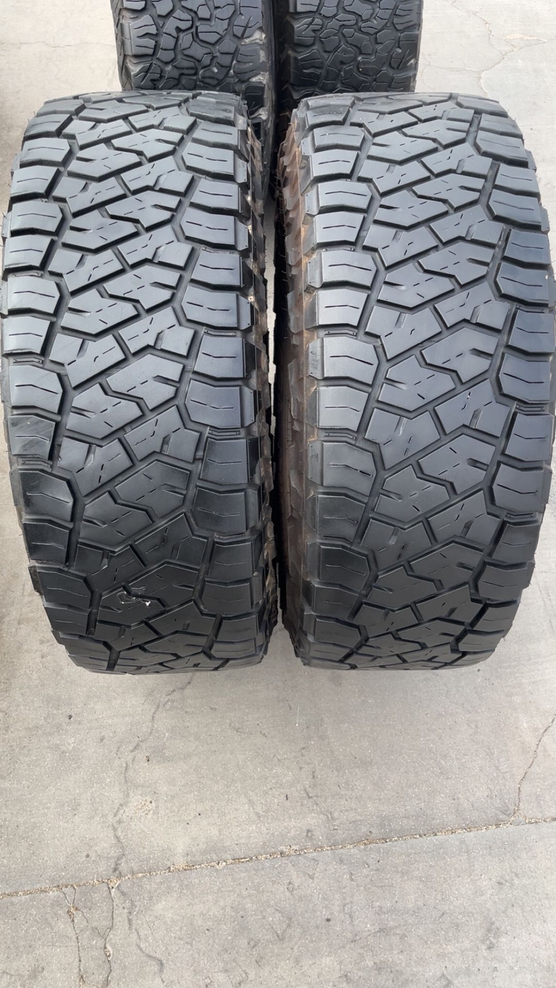 35x12.50r17 