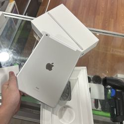 iPad 9th Gen Wifi Cell With Box Charger 