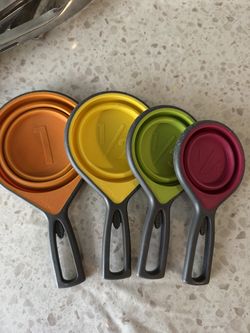 Collapsible measuring  cups