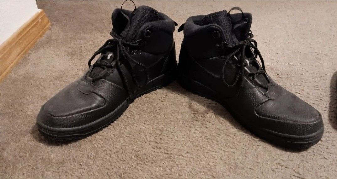 Mens Size 11 Nike Shoe