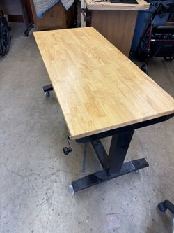 height adjustable table with wheels