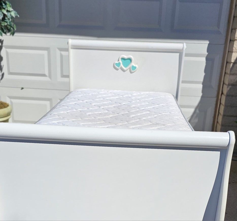 ** Beatiful Wood Girls Twin Bed**