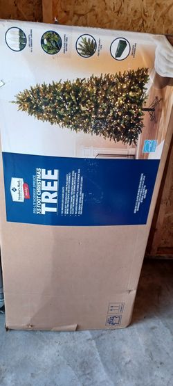 7.5" CHRISTMAS TREE w/Lights