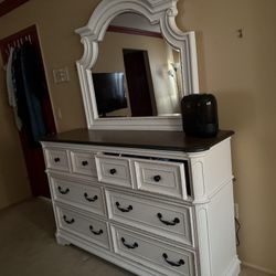 Dresser With Mirror 