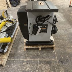 Tablesaw- Delta Unisaw with many Accessories