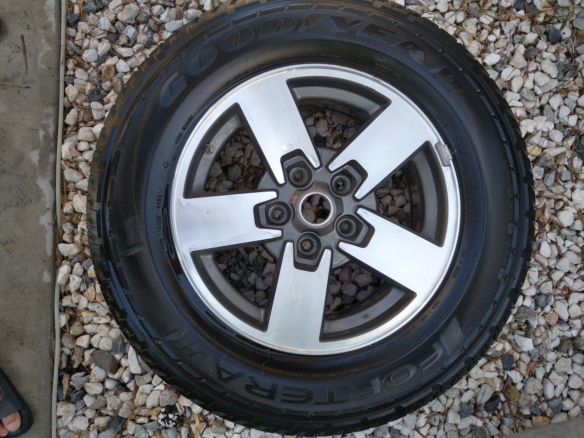 Wheel And Tire From Jeep Commander 2006