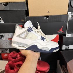 Jordan Midnight Navy 4s size 9 VNDS 