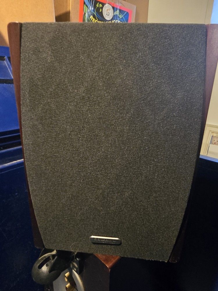 3 Speaker And 1 Small Bose