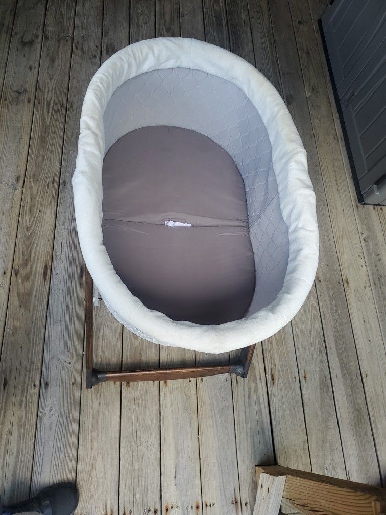 FoldAway Rocking Wood Bassinet - Carrington