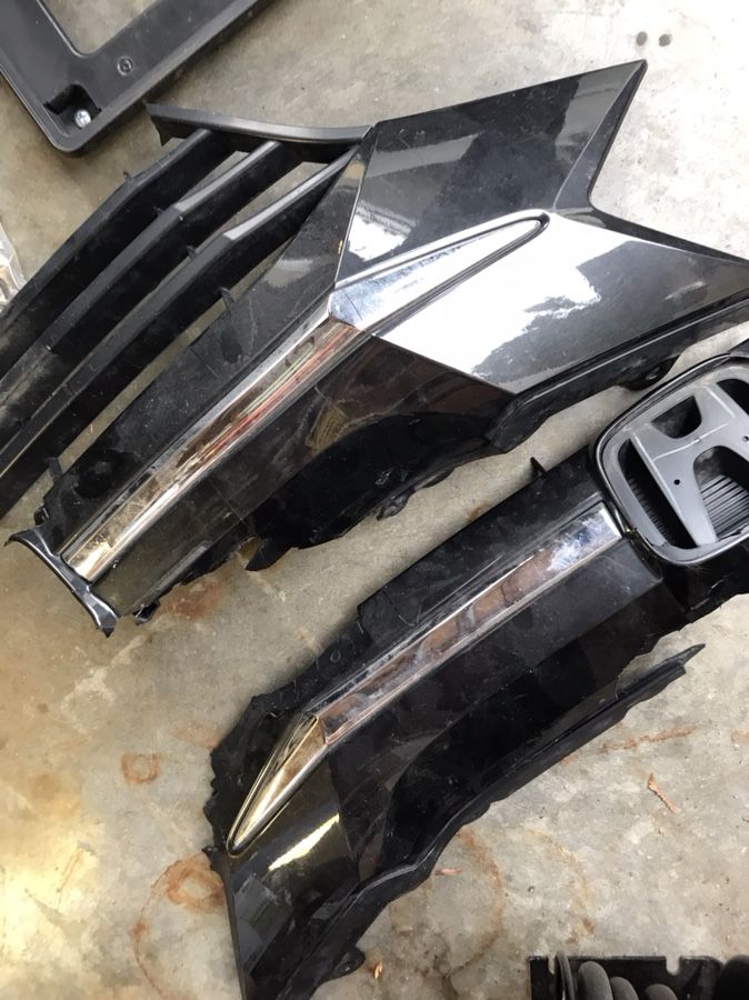 2016 Honda HR-V grill chrome inserts and front license plate holder
