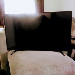 Hisense TV  43 Inch and Wall Mount $40