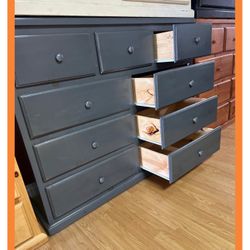 Dresser/ Nine drawers dresser
