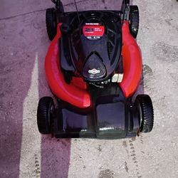 EASY START 6.75 HP  YARD MACHINE PUSH MOWER.  SHARP MULCHER BLA, QUICK WHEEL ADJUSTMENT, WORKS GREAT