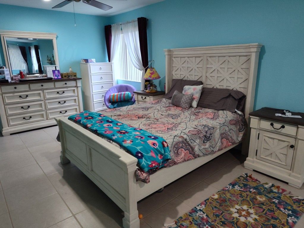PRICE IS NEGOTIABLE / DELIVERY FOR EXTRA FEE🛏️ Beautiful Queen Bedroom Set – Solid Wood, Excellent Condition! 🌟