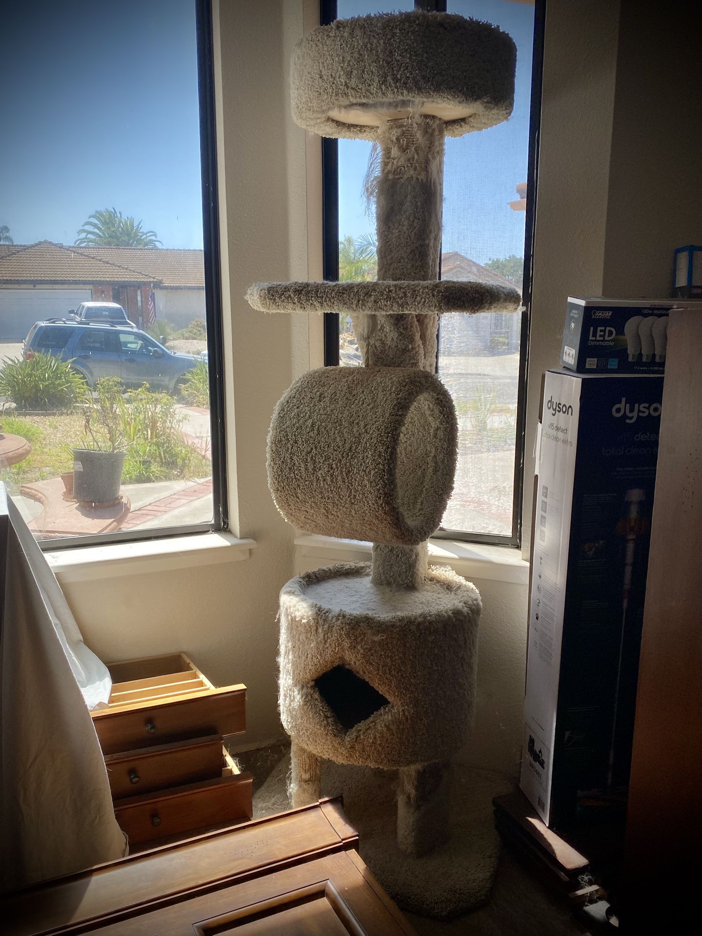 Beautiful, Sturdy Cat Tree In Great Condition!