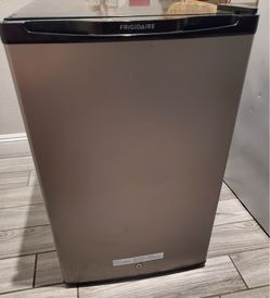 frigidaire refrigerator 21”x23”H34”