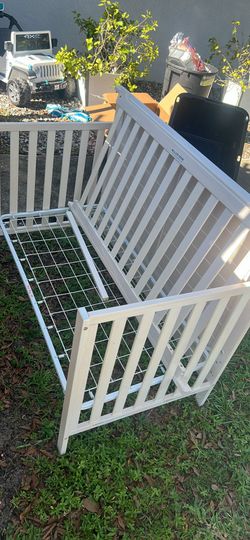 Baby Crib And Changing Table Set 