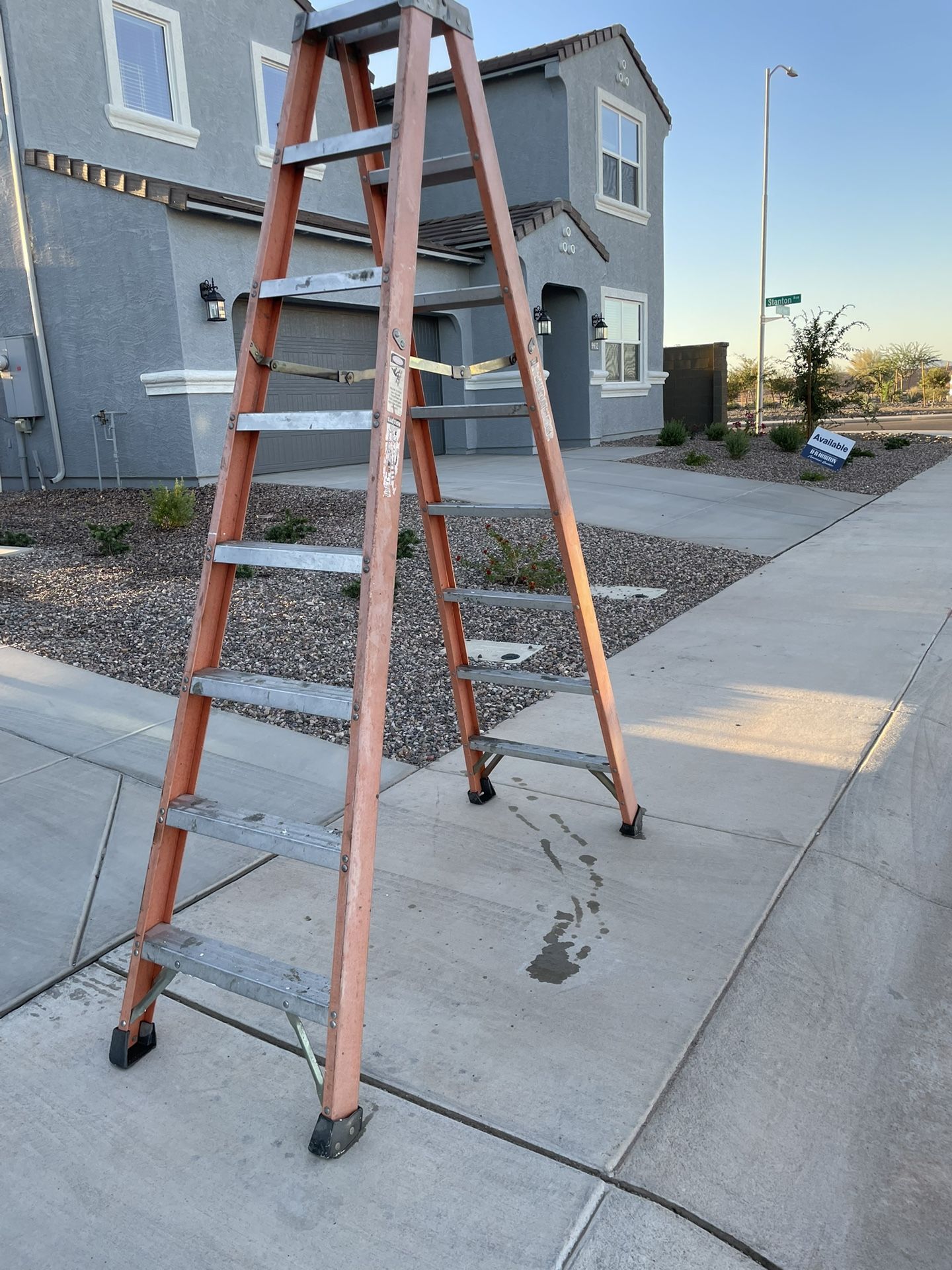 8’ Fiberglass 300# Double Stepladder