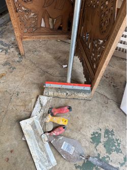 4 spatulas y un raspador de piso