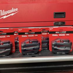 MILWAUKEE M18 18V Lithium-Ion REDLITHIUM FORGE HD 12.0 Ah Battery Pack