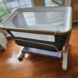 Baby Rocking Bassinet.  Auto Swing. 