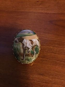 Brooch, Pin, Hunting dog, Pointer dog, Pin, VintageGold Tone Scalloped Frame.