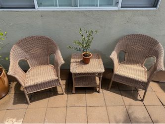 Beautiful Wicker Patio Chairs and Table!