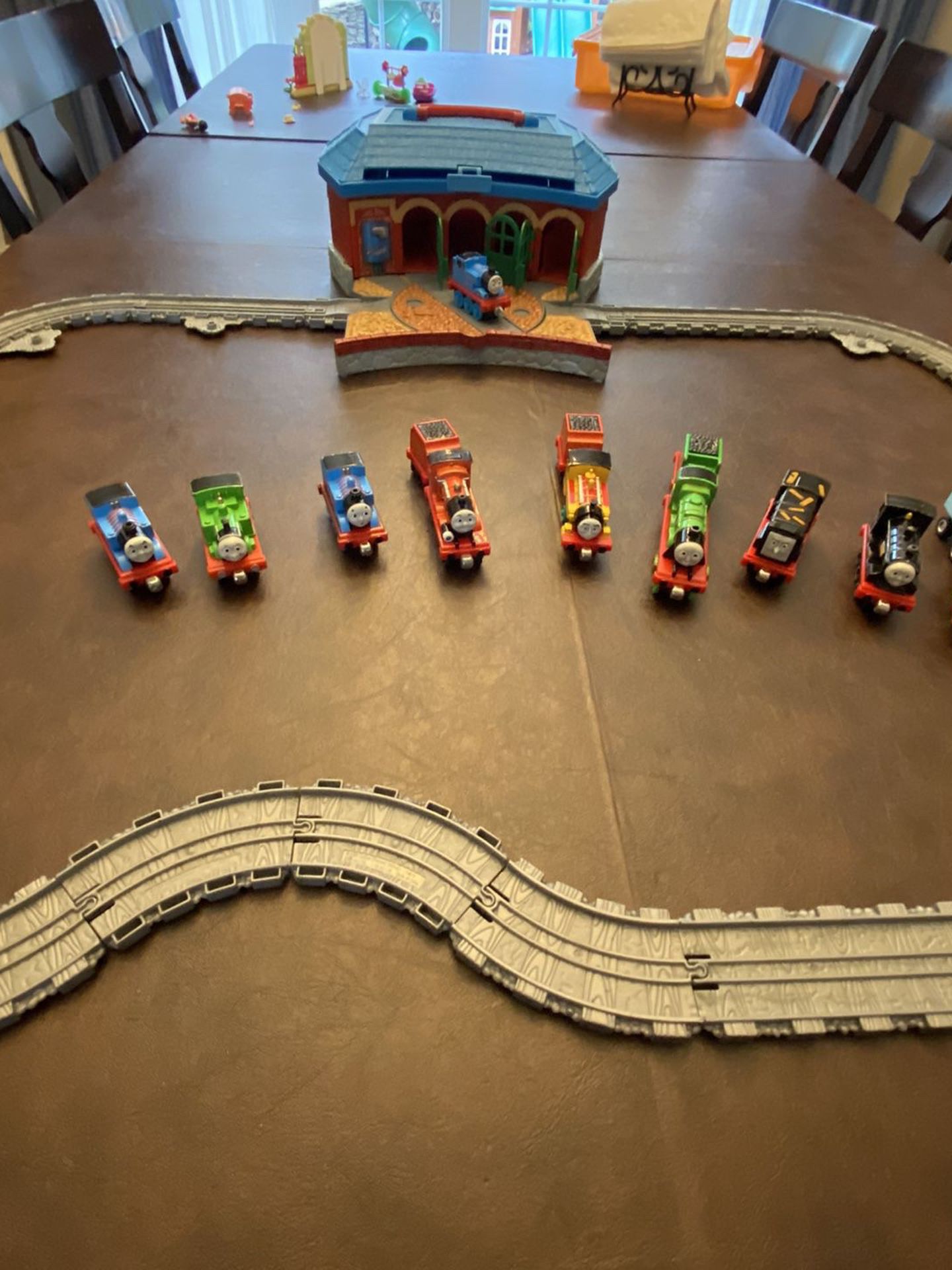 Thomas the Train and Friends Take Along Play Round House Station + Trains+track