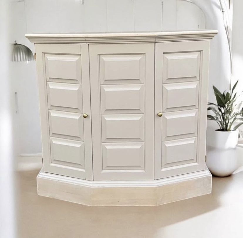 Small cabinet/Entryway/console/buffet/sideboard/stand