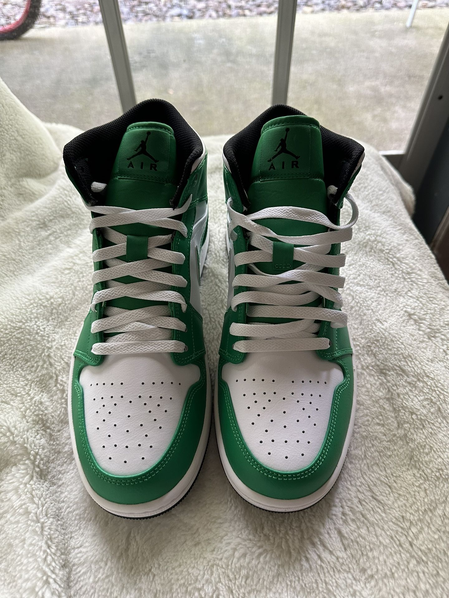 AIR JORDAN 1 MID size 9.5