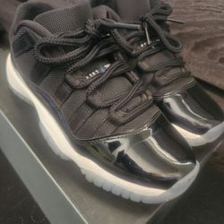 Air Jordan Retro 11 Low Size 4.5 $75