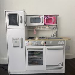 KidKraft Toy Kitchen, Melissa & Doug Grocery Store Plus Lots Of Food Toys