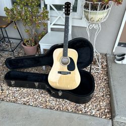 Acoustic Guitar.  🎸 Full Size 