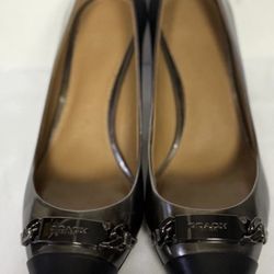 Authentic Coach Lauri pointed-toe pumps in women’s size 7.5 with a comfortable 2-1/4" to 2-1/2" heel height. Features semi-matte calf leather or suede