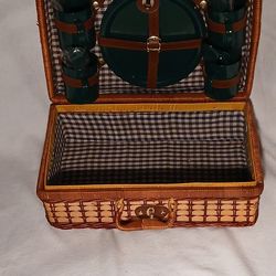 Picnic Basket With Plates, Cups & Utensils 