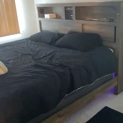 King size bedroom Set $700 Last Chance 