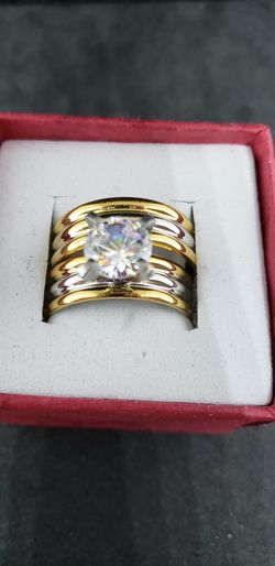 Pretty two-tone wedding ring set